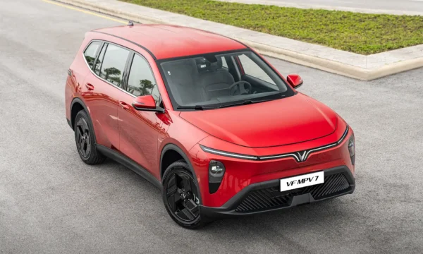 Thiết kế đầu xe VinFast MPV7 – Nhận diện “V” đặc trưng, đèn LED hiện đại